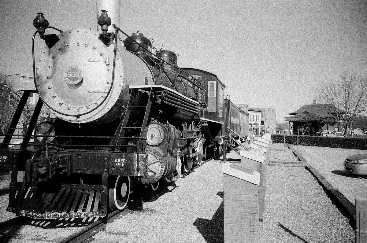 fantastk's tweet photo. #shittycamerachallenge #getmono
Historical Locomotive, Cookeville, TN
Lomo LcA, Arista https://t.co/TcEUlzoFF9