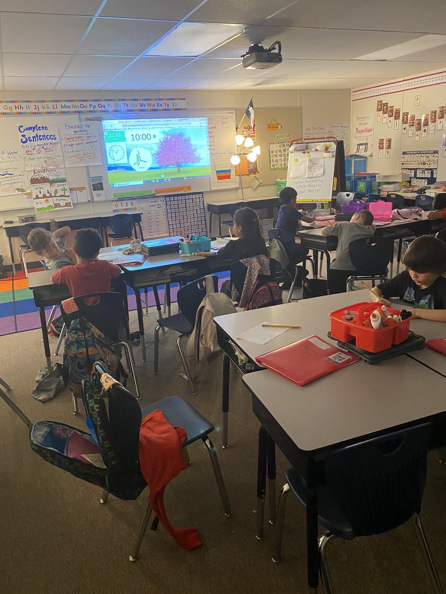 Research groups researched topics during reading.  Now we are using that information to write.  ❤️ the transference and deep learning of information. <a href="/Tomi_Dodson7/">Tomi Dodson</a> <a href="/ReadandWriteBFF/">Dr. Lisa Edwards</a> #primaryliteracy