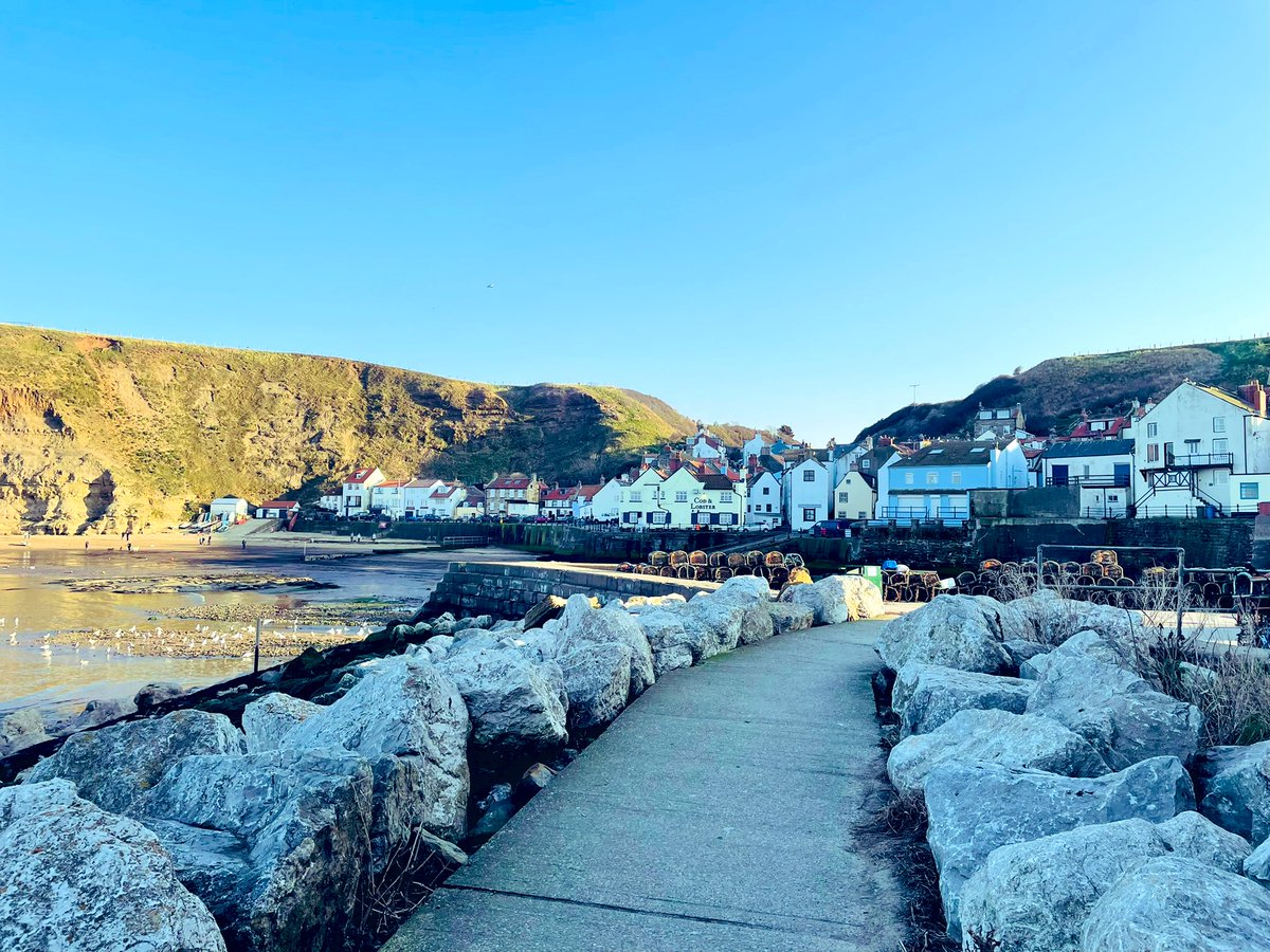 Late afternoon walkies ❤️⚓️🐾 #staithes #NorthYorkshire #steers #blueskies #march #outdoors #coastalvillage #villagesbythesea #fishingvillage #northyorks