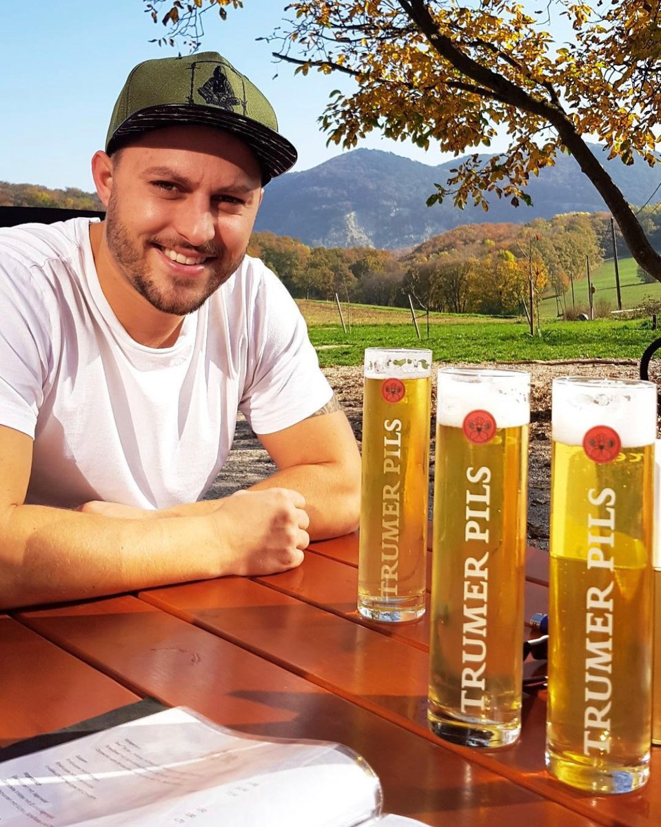 TrumerUSA's tweet photo. How we do Happy Hour in the Motherland.
#GetOutside #HappyHour #TrumerPils #TheWorldsBestPilsner #BrewedInBerkeley #BayAreaBeer https://t.co/ls1IRrBt1c