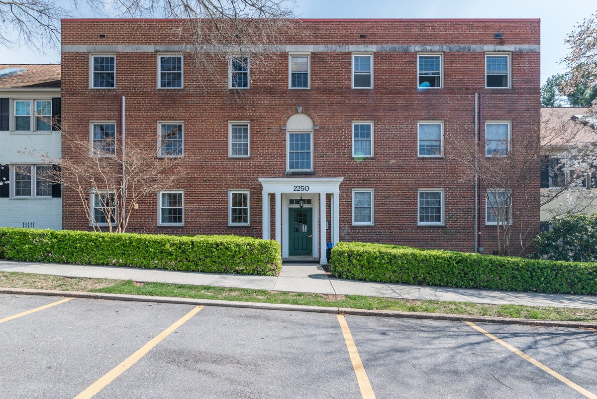 FitzRealtor's tweet image. Our newest listing!  Contact us to schedule a showing!!  #SusanFitzpatrick #JamesFitzpatrick #KevinConley #TheFitzpatrickGroup #SilverSpringHomeforSale #HomeforSale
w9w2h7x9.stackpathcdn.com/properties/225…