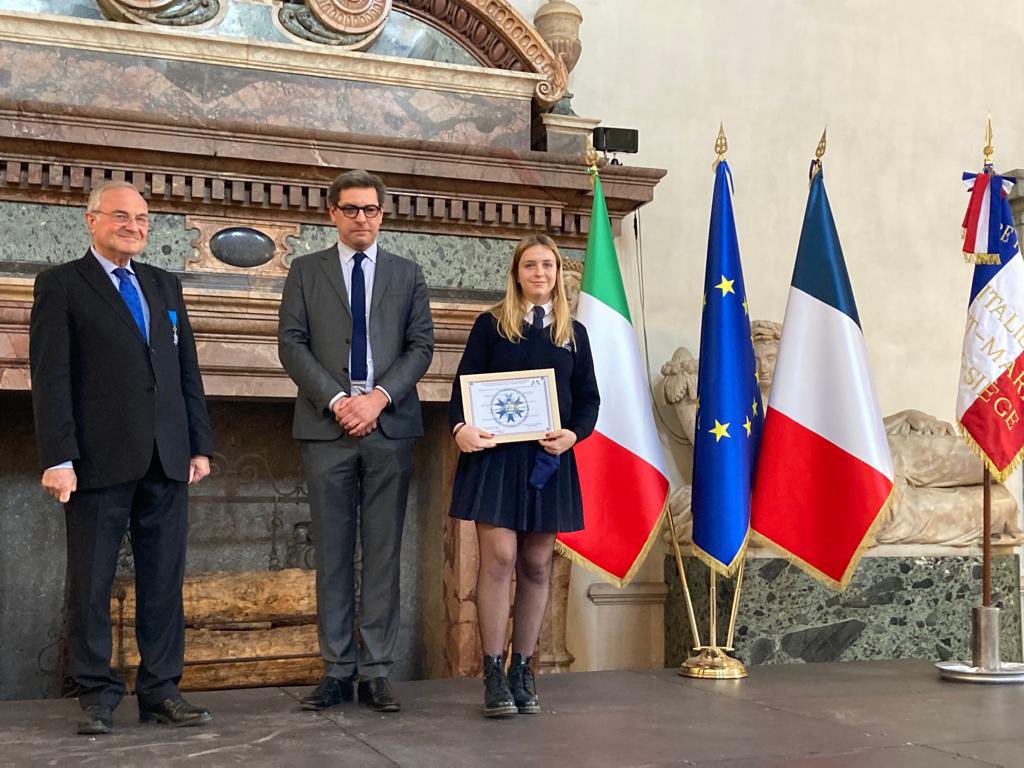 InstitutRome's tweet photo. Félicitations à Laudomia, notre lycéenne interne, qui a reçu le 1er Prix du Civisme par le ministre-conseiller @Ch_Lemoine au Palais Farnese. @FranceenItalie 
#ISD #odyssey @chr_masset @LucChatel #ordrenationaldumerite #educationinternationale #france #civisme #rome https://t.co/gcEvjJUupq