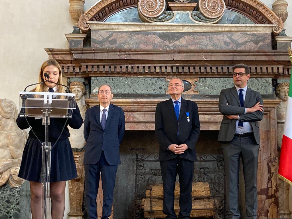 InstitutRome's tweet photo. Félicitations à Laudomia, notre lycéenne interne, qui a reçu le 1er Prix du Civisme par le ministre-conseiller @Ch_Lemoine au Palais Farnese. @FranceenItalie 
#ISD #odyssey @chr_masset @LucChatel #ordrenationaldumerite #educationinternationale #france #civisme #rome https://t.co/gcEvjJUupq
