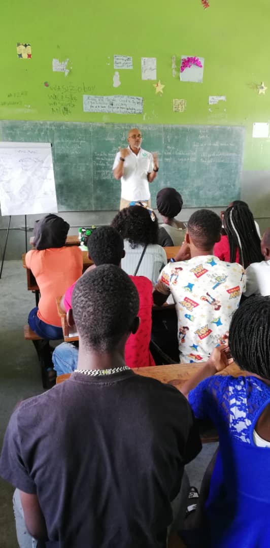 LakouLape's tweet photo. Lakou Lapè, in partnership with Concern Worldwide and Sakala, is training in conflict transformation and trauma healing 380 youth from 11 neighborhoods of Cite Soleil and 160 from Saint Martin and Bel Air. #peacebuilding #Haiti #conflicttransformation #traumahealing https://t.co/MqVRIkbvLl