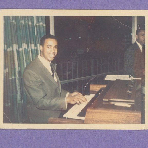 ClevelandHeston's tweet photo. @TrendCityRadio @itsDjAnt @dredabossbanger @sonnycole CLASSIC SOUL TIMELESS MUSIC NOW AT 44 YEARS IN THE MAKING #CARRIECLEVELAND #EASTOAKLANDMUSICMANAGEMENT #BILLCLEVELAND https://t.co/BBTGw5XspF