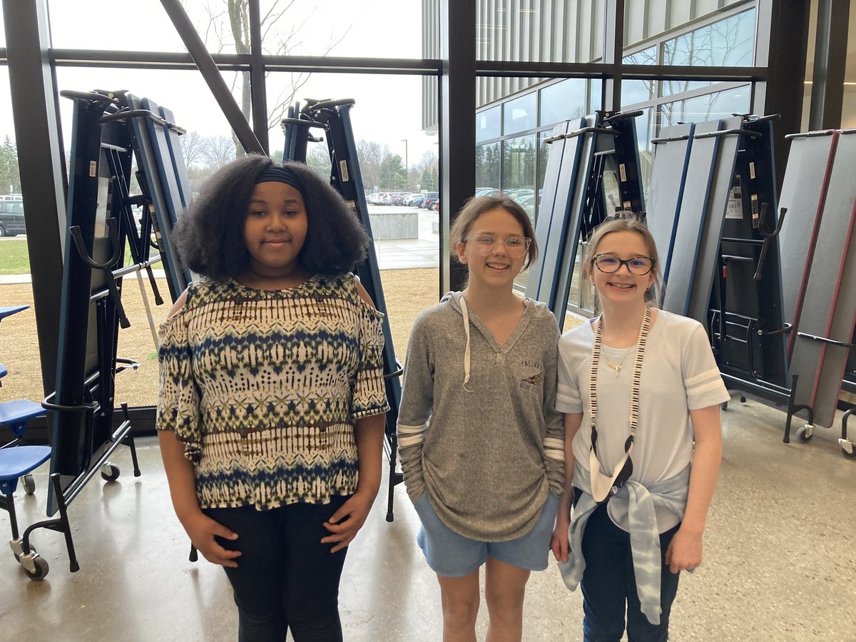 HoldenRavida's tweet photo. 3 AMAZING young women right here! Thank you for all of your help this week with Kindergarten lunch! Enjoy your much needed time off!!! #TallmadgeElementary #5thGradeRoleModels https://t.co/xFfZNuDNWm
