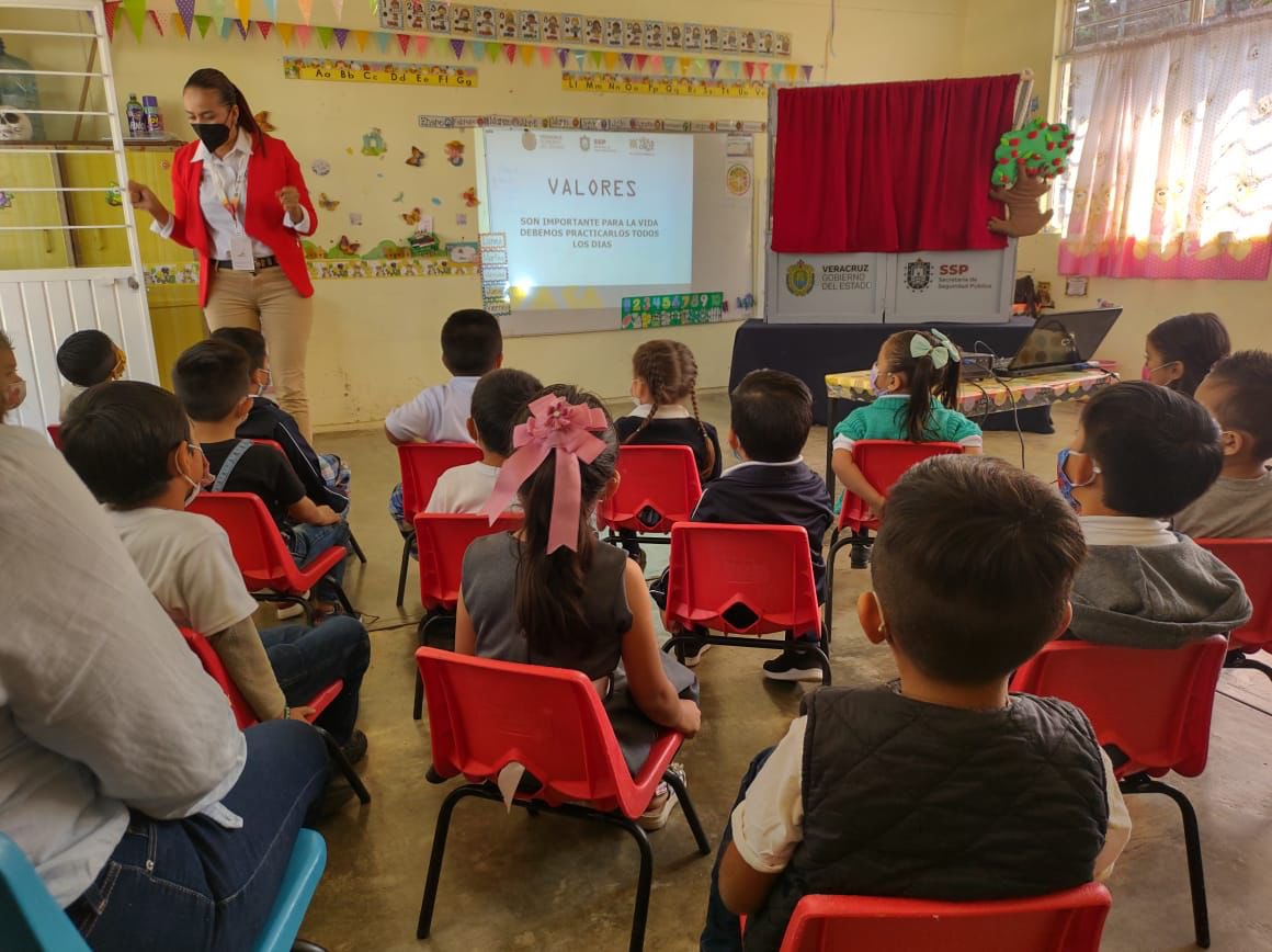 SP_Veracruz's tweet photo. Con el objetivo de fomentar los valores en la niñez veracruzana, la Secretaría de Seguridad Pública, a través de la Dirección General de Prevención y Reinserción Social, llevó a cabo una plática sobre valores en el Jardín de Niños Campillo Bueno, en Coatepec. https://t.co/hw5CTKnPOr