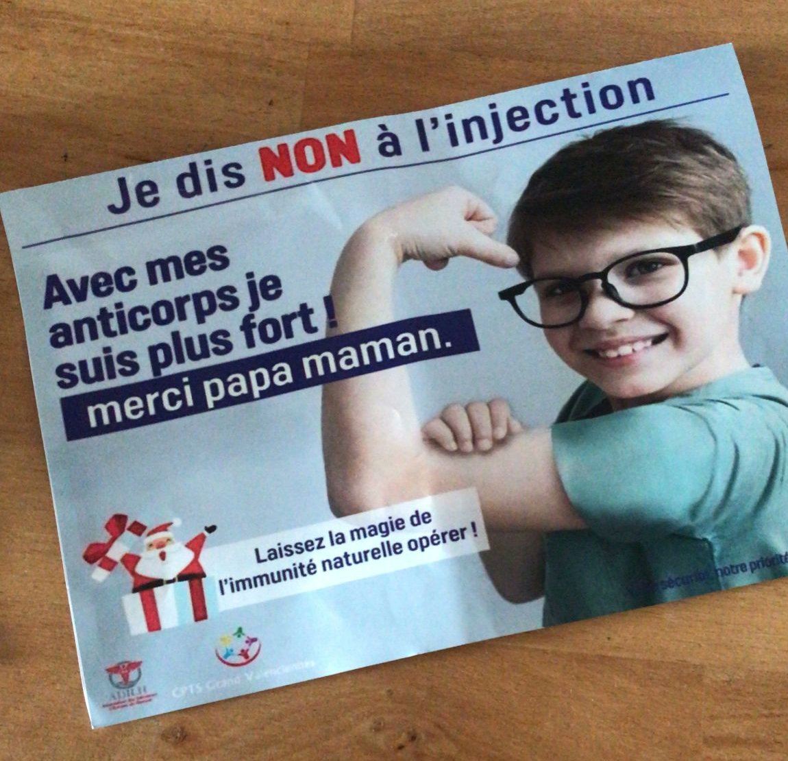hoaxbuster's tweet photo. Tracts distribués ce jour à la sortie d'une école élémentaire (transmis par un parent d'élève). A commencer par "la magie de l'immunité naturelle", l'immense majorité des arguments là-dedans sont de la pure désinformation débunkée des dizaines de fois partout dans le monde https://t.co/d0SZfrmBG2