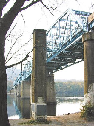 USGS_MD_DE_DC's tweet photo. 📅 Feb. 1895 - This is the oldest operating USGS gage in the nation
💧 This site received a 5-parameter continuous water-quality sonde in 2021
📏 Discharge data from this site is important for the ICPRB @PotomacCommis and the municipalities that withdraw water from the river
3/4 https://t.co/ZrpxB2lp2t