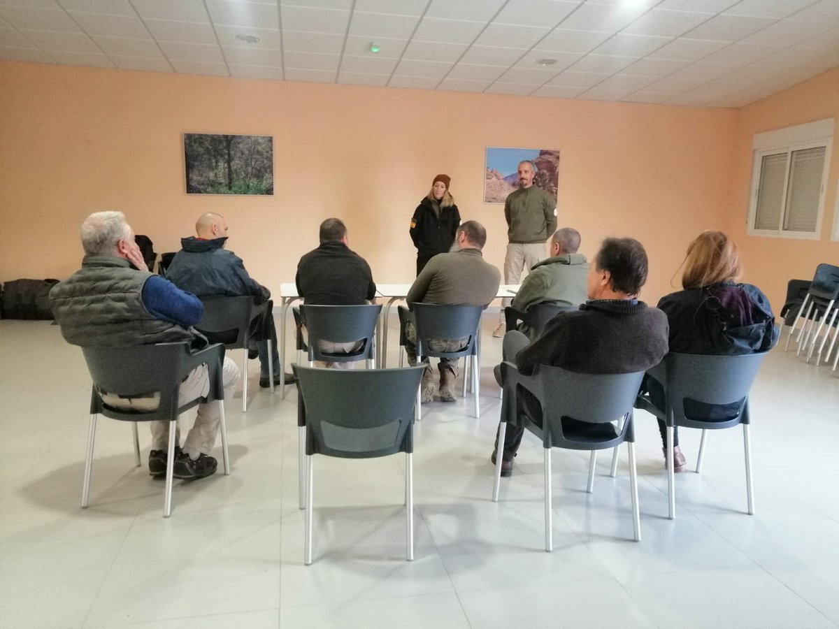DestrezasyVida's tweet photo. Recepción de los alumnos y charla donde se detalla todo lo que acontecerá estos días de formación "CURSO BÁSICO RASTREO HUMANO (1º EDICIÓN)"
#Mantracking #Murcia #bushcraft #Supervivientes2022 #rastreo https://t.co/SnezKYlo9f