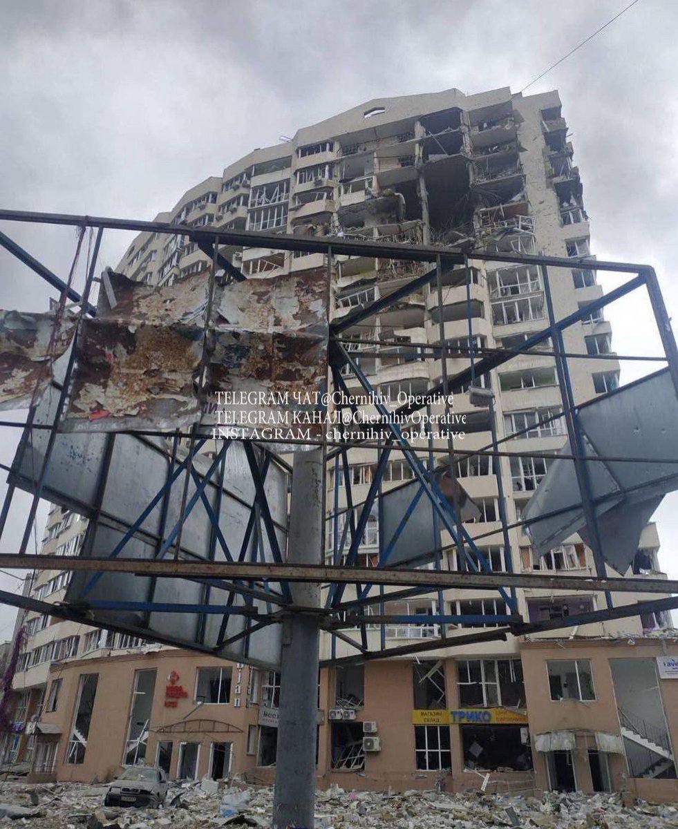 LaysNastusha's tweet photo. Давно ничего не писала, но ради того чтобы хоть какая-то вероятность донести до Рашистов - Ваши солдаты УБИВАЮТ мирное население!!!! 1 фото дом в котором мы жили и жахнуло в момент когда кормила грудью сына, остальные фото других домов Чернигова!!! https://t.co/XM6qbqFQiN