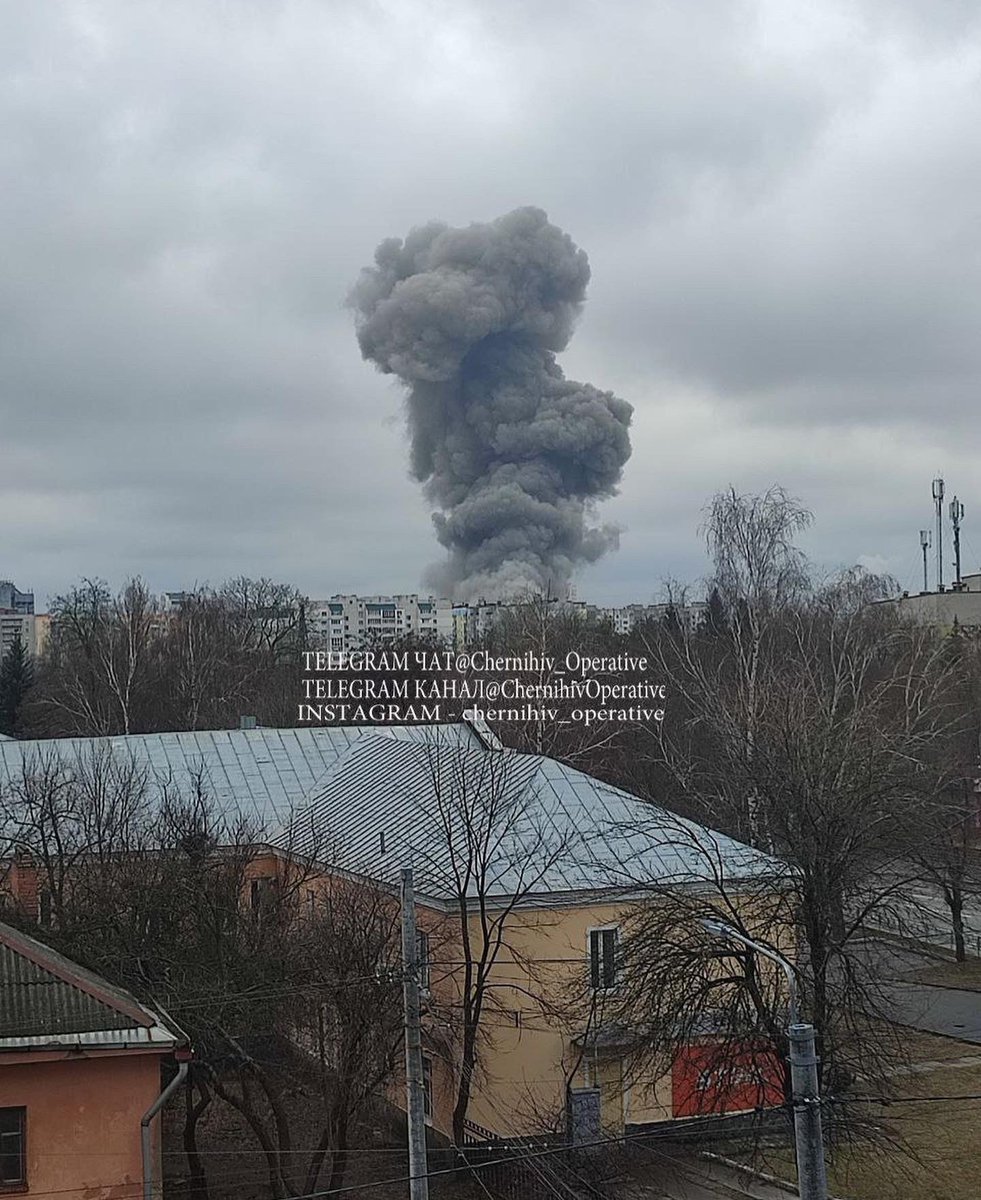 LaysNastusha's tweet photo. Давно ничего не писала, но ради того чтобы хоть какая-то вероятность донести до Рашистов - Ваши солдаты УБИВАЮТ мирное население!!!! 1 фото дом в котором мы жили и жахнуло в момент когда кормила грудью сына, остальные фото других домов Чернигова!!! https://t.co/XM6qbqFQiN