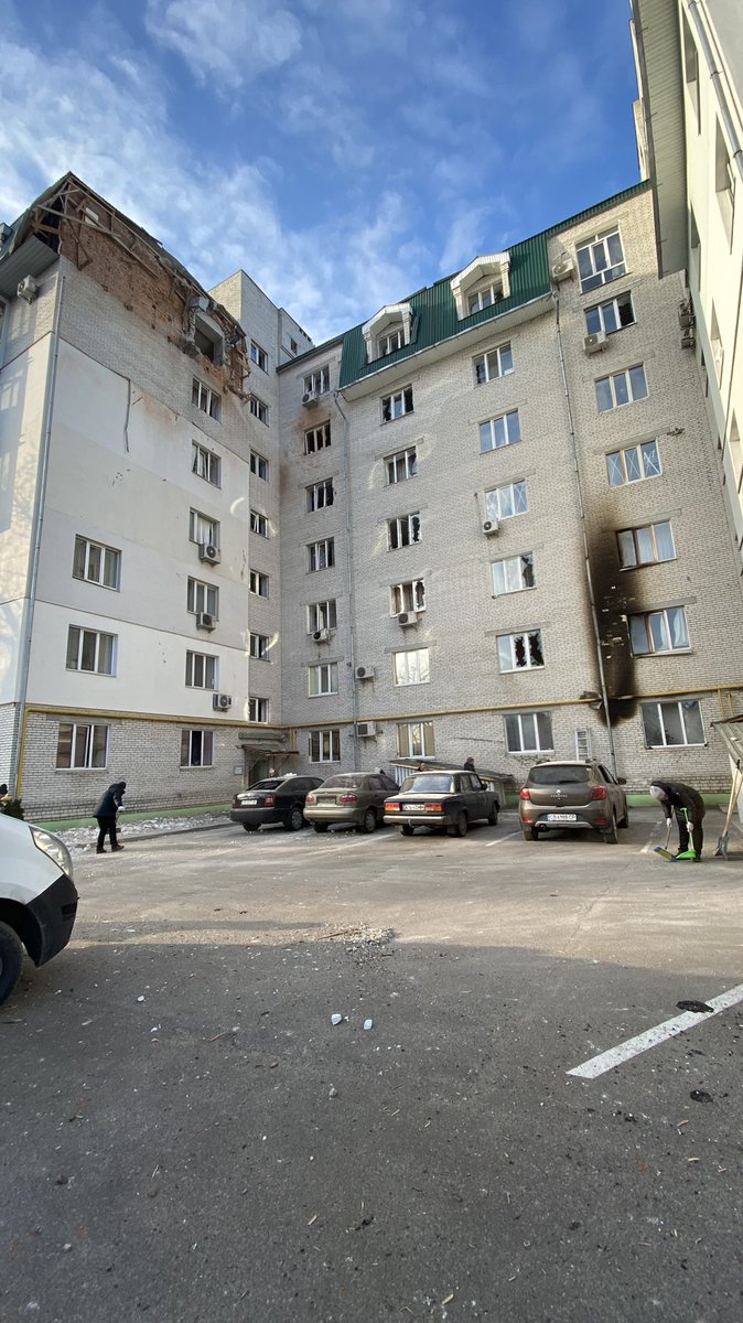 LaysNastusha's tweet photo. Давно ничего не писала, но ради того чтобы хоть какая-то вероятность донести до Рашистов - Ваши солдаты УБИВАЮТ мирное население!!!! 1 фото дом в котором мы жили и жахнуло в момент когда кормила грудью сына, остальные фото других домов Чернигова!!! https://t.co/XM6qbqFQiN