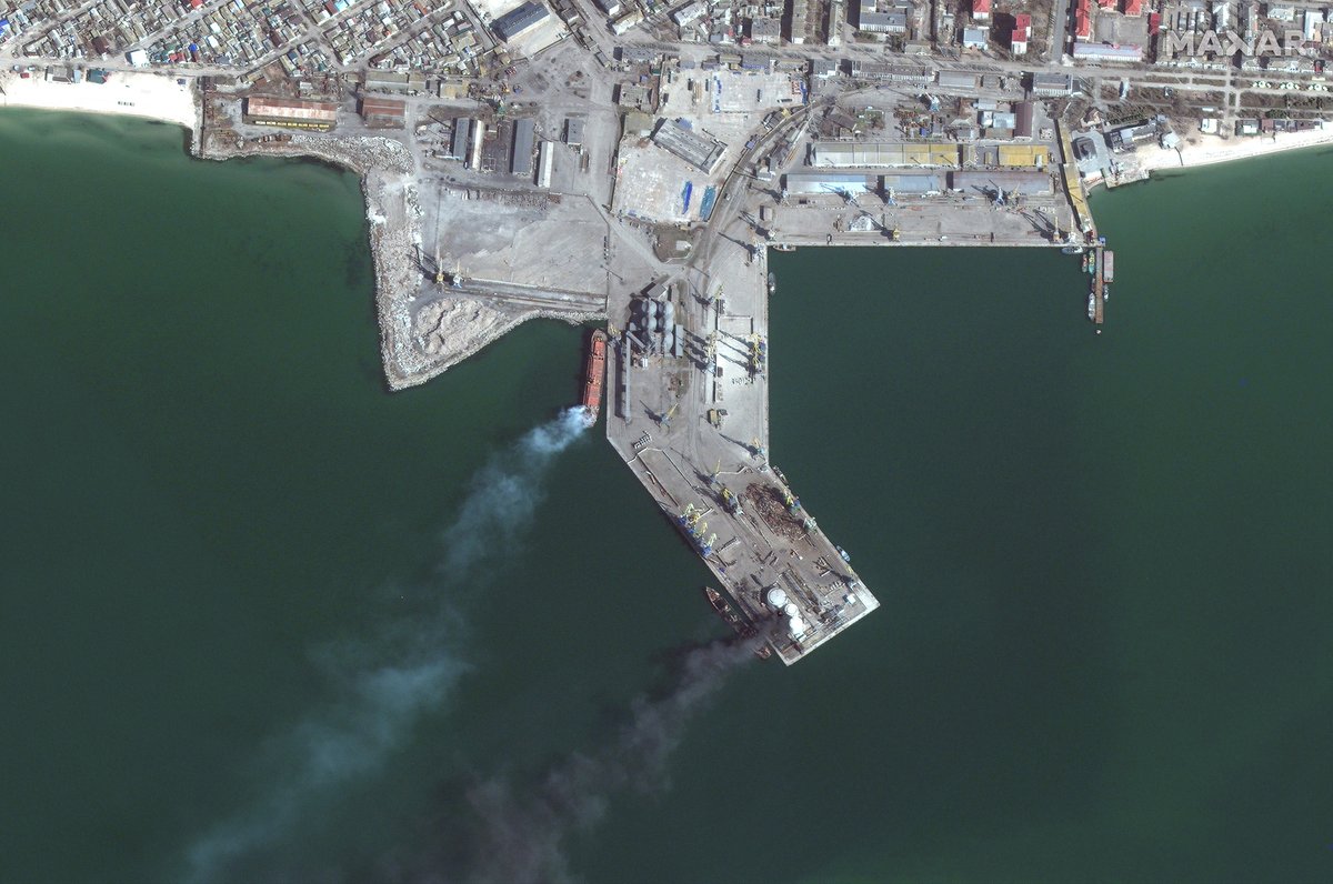 KyivIndependent's tweet photo. ⚡️Maxar published satellite imagery of the Russian ship  that the Ukrainian military had struck in the port of Berdiansk, which is currently occupied by the Russian forces.

The March 25 photos reveal "Russian Alligator-class landing ship that’s burned &amp; partially submerged." https://t.co/5p86Jv9ie0