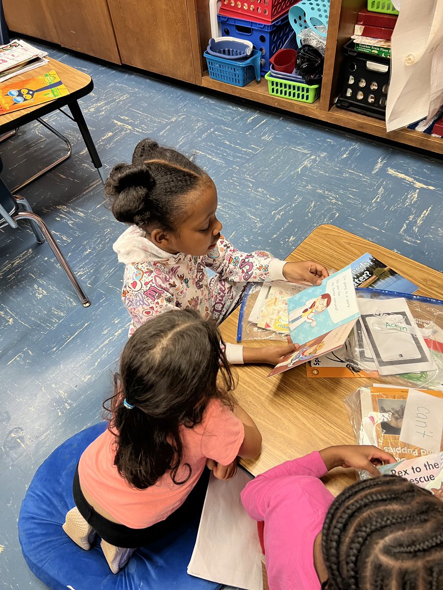 pattiparis2's tweet photo. K-1 buddy readers had an awesome time sharing books today in Mrs. Turpinβs 1st grade class @CIE_HCS. #readingwithfriends #weβ€οΈbooks @EDurden6 @GwynethGwyfran https://t.co/xICahA2dVC