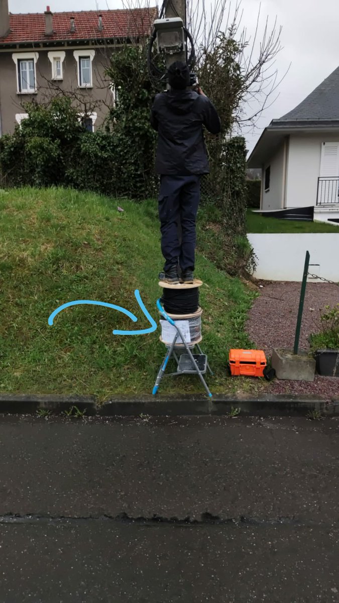 Jean_Mercier_'s tweet photo. @vincentmarliac @OrangeAuRA #debitex comment veux-tu faire une soudure de qualité sans échelle ni nacelle... (Sous traitant de Bouygues) https://t.co/OVKCBwoFsR