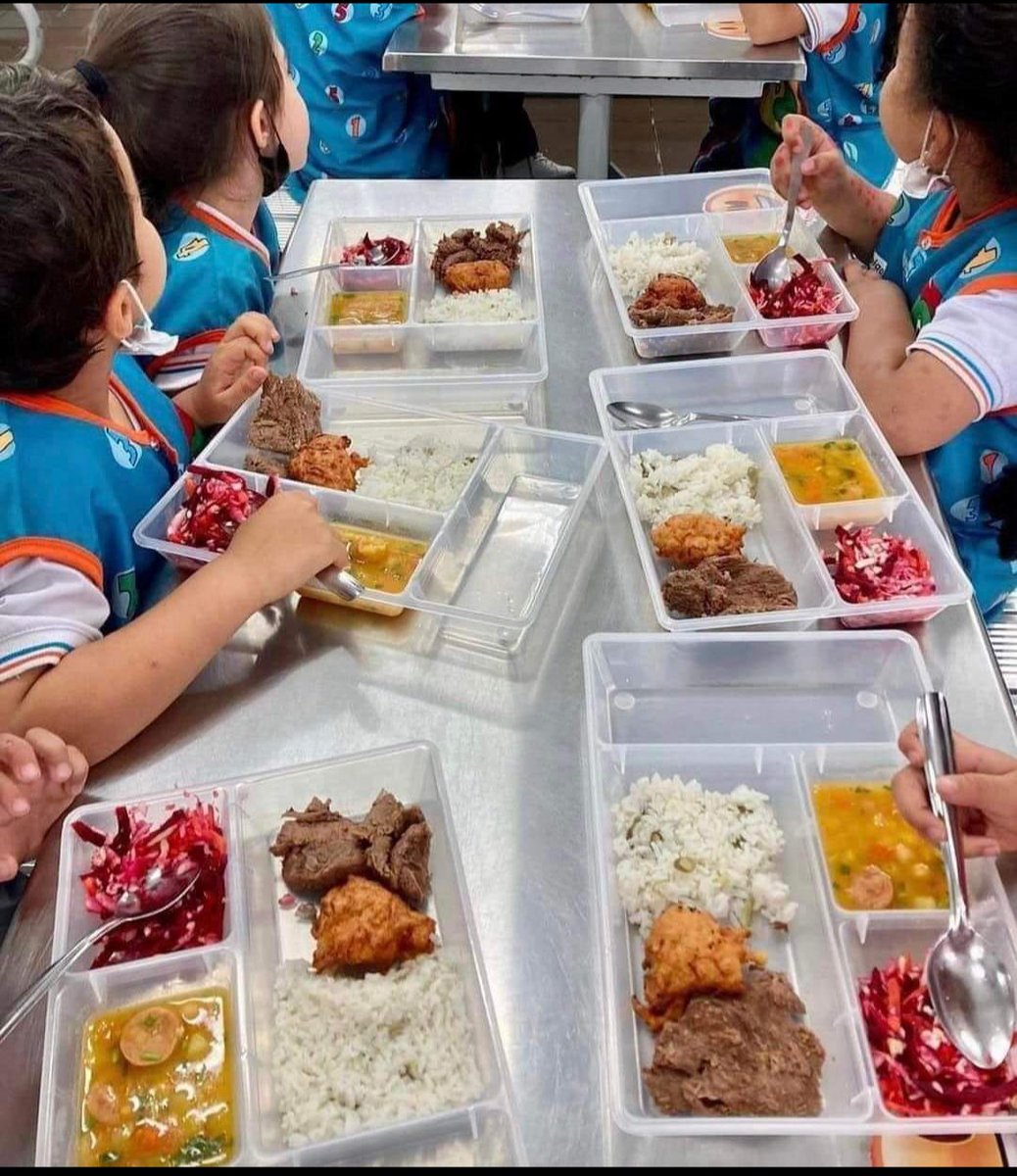 J020245's tweet photo. Una chavista que me diga si aquí en Venezuela dan está comida en las escuelas, esto es Colombia y el PAE. https://t.co/gj0R7vJVde