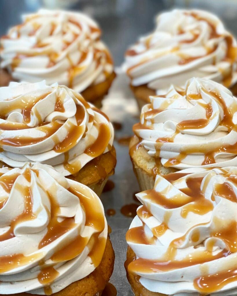 jbchang's tweet photo. For all of you frosting lovers out there! Vanilla cupcakes π§ with salted caramel buttercream and caramel drizzle. π₯π₯β¨#flourbakery #flourlove #vanillacupcake #carameldrizzle #frostingisforlovers #hichristopher https://t.co/7V7wD3dRKn https://t.co/1rLJ0OJTUn