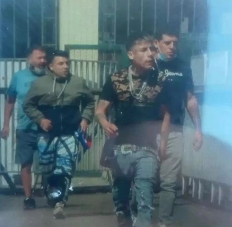 2epinforma's tweet photo. Estos son los choritos de Estación Central que golpean estudiantes.
¿QUE PODEMOS HACER?
R: NO LE COMPREN A NINGÚN COMERCIANTE AMBULANTE DE LA ESTACIÓN.
Vía: _pasajejusto https://t.co/fsarWLBdDP