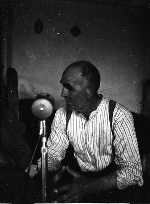 AranSongs's tweet photo. A chairde Iorrais: cérbh é Johnnie Naughton? Rugadh c.1884, creidim, i Muing na Bó. Seo hé i 1955. Pic: Leo Corduff ó @bealoideasucd & @duchas_ie https://t.co/0GgIJoFje7 Bhur mbarúil @GaeilgeIorrais @ArasInisGluaire @BelmulletGaa @FergusMaSuibhne #taighde #béaloideas #Iorras https://t.co/ScdA6GP7Cl