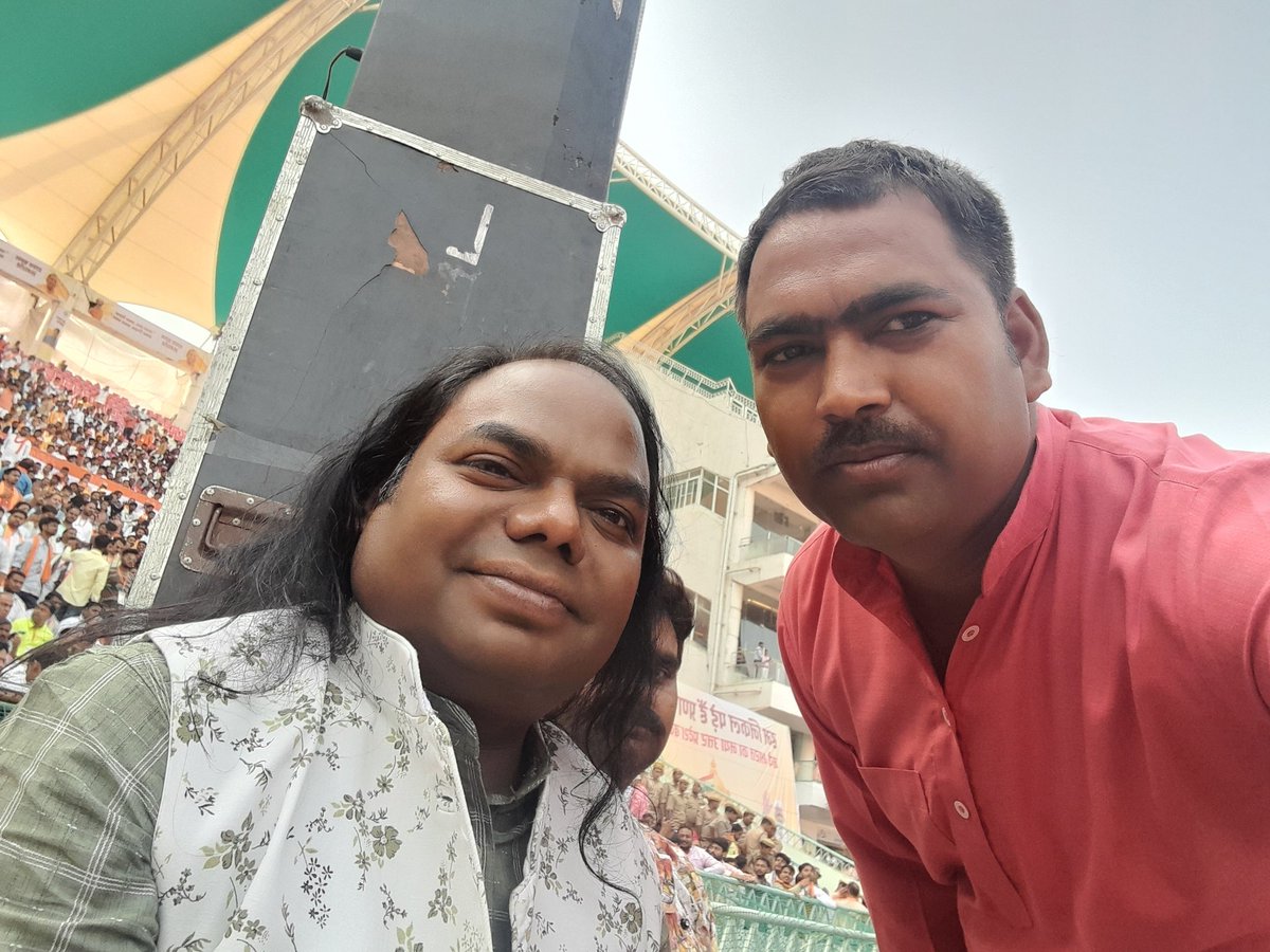 pundreekmishra's tweet photo. भारत रत्न अटल बिहारी बाजपेई इकाना स्टेडियम, लखनऊ में शपथ ग्रहण स्थल पर वी आई पी ब्लॉक में रहने का सुखद अवसर प्राप्त हुआ, जो मेरे जैसे कार्यकर्ता के लिए गौरव का क्षण रहा।
#शपथ_ग्रहण_समारोह https://t.co/hGqt5tUAD1