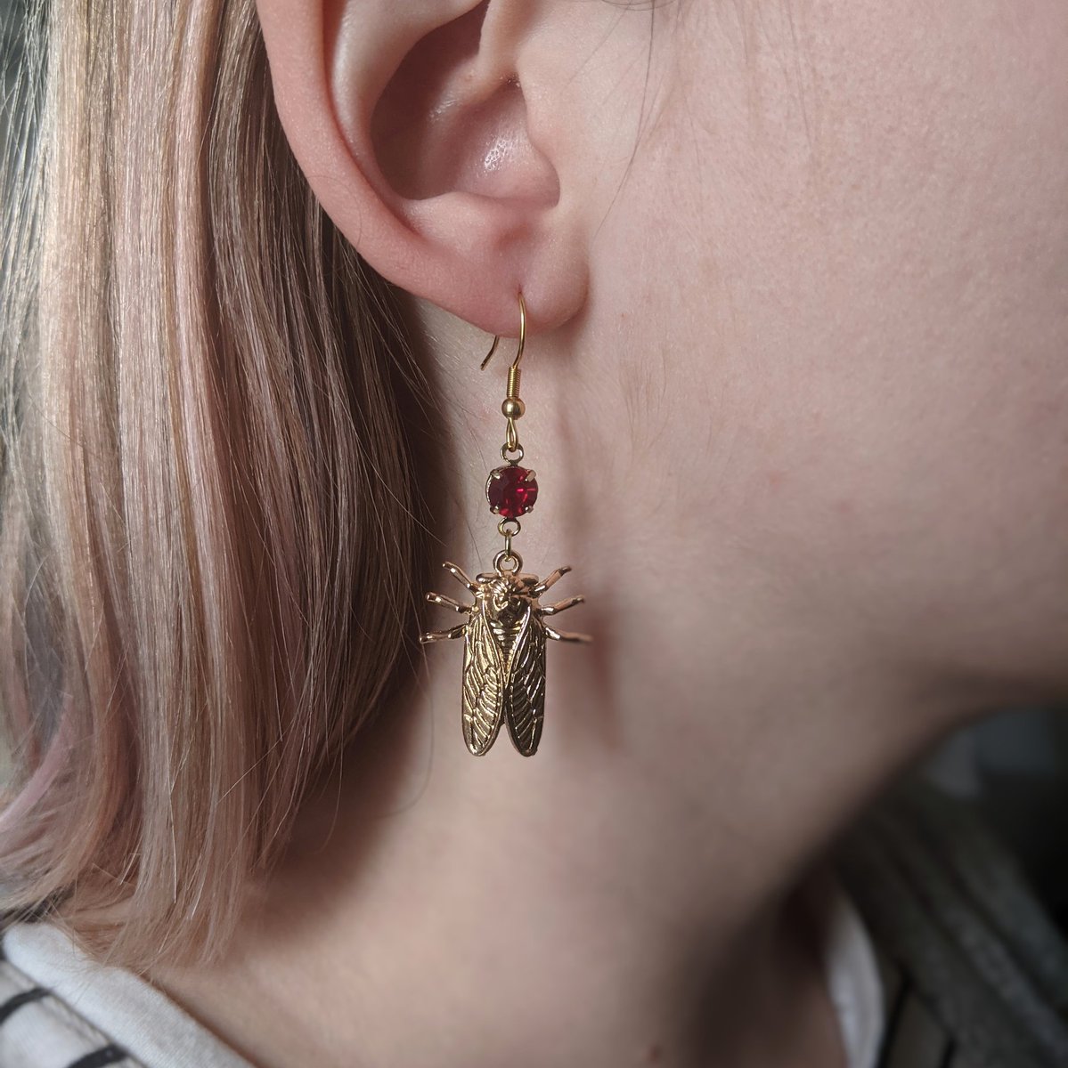 AlphaVulpe's tweet photo. ✨New Spring Cicada Earrings✨

Here to welcome in the warmer weather!

(modeled by @seashell_cos ) https://t.co/K4ucj98BKJ