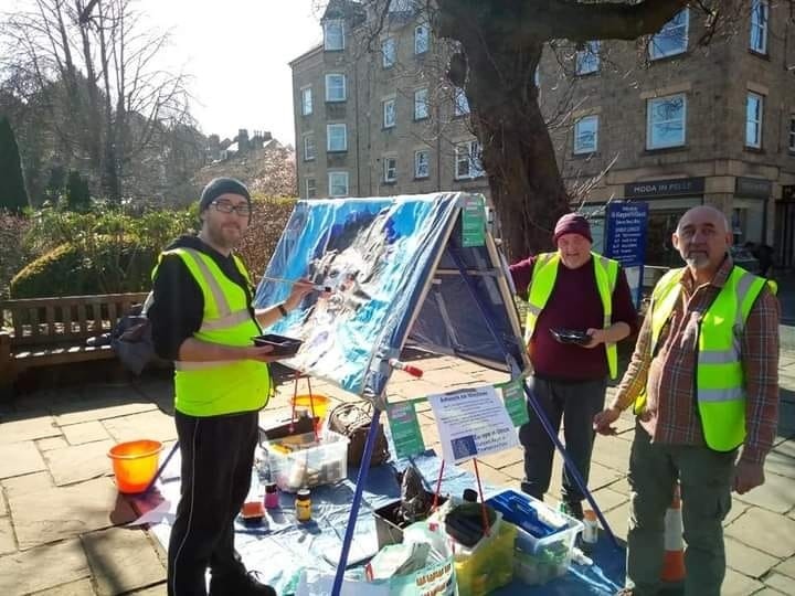 bradfordmdc's tweet photo. ๐๏ธ More artwork as part of our #SpringBack2022 campaign - this time in #Ilkley
The 'Artwork on Windows' team will be in Ilkley town centre this weekend as part of the @IlkleyFamily Takeover 26 March
https://t.co/JNp8qxrFhx
#WelcomeBackFund #Bradford2025 https://t.co/t0ooXJWG91