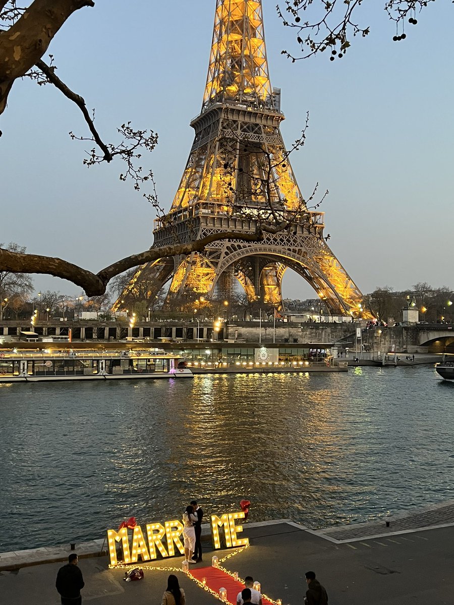 Congratulations to the couple who just got engaged at the Eiffel tower - I thought they’d love this photo 🥺 hopefully they see it