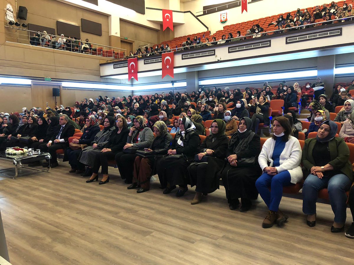 Şanlıurfa Büyükşehir Belediyesi ve Şanlıurfa Kent Konseyi Kadın Meclisi işbirliğiyle düzenlenen "Kadın ve Aile" söyleşi programına katıldık.
<a href="/kademorgtr/">KADEM</a>
<a href="/sanliurfabld/">Şanlıurfa Büyükşehir 🇹🇷</a> 
<a href="/zabeyazgul/">Zeynel Abidin BEYAZGÜL</a> 
<a href="/Dilsahozturkmen/">Dilşah BEYAZ ÖZTÜRKMEN🇹🇷</a>