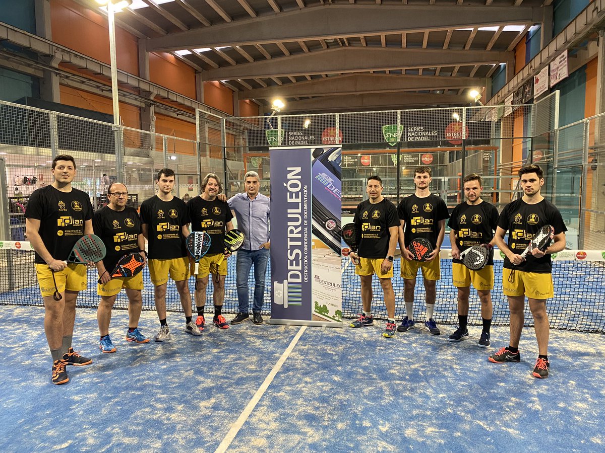 destruleon's tweet photo. Colaborando con el padel leonés. Golden Padel Academy. https://t.co/agO6egdmug