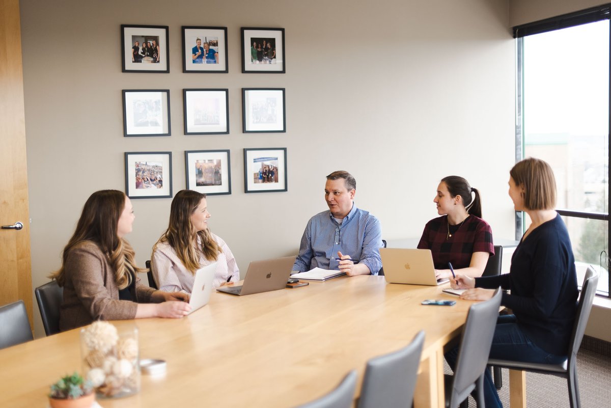 BellmontPR's tweet image. Are you passionate about B2B communications? We're looking for a B2B-focused Senior Account Executive to support our growing technology and manufacturing practice groups. View the full job description on our website: bellmontpartners.com/current-career… 

#Hiring #PRJobs #JobOpening