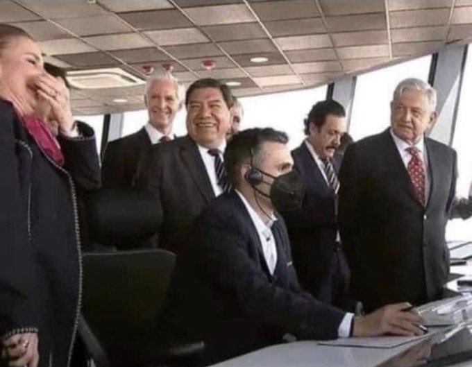 ZomVick's tweet photo. —¿Y usted es ambientalista?
—Pues Derbez en Cuando jskjsksjsksjs https://t.co/7gPFffZNLi