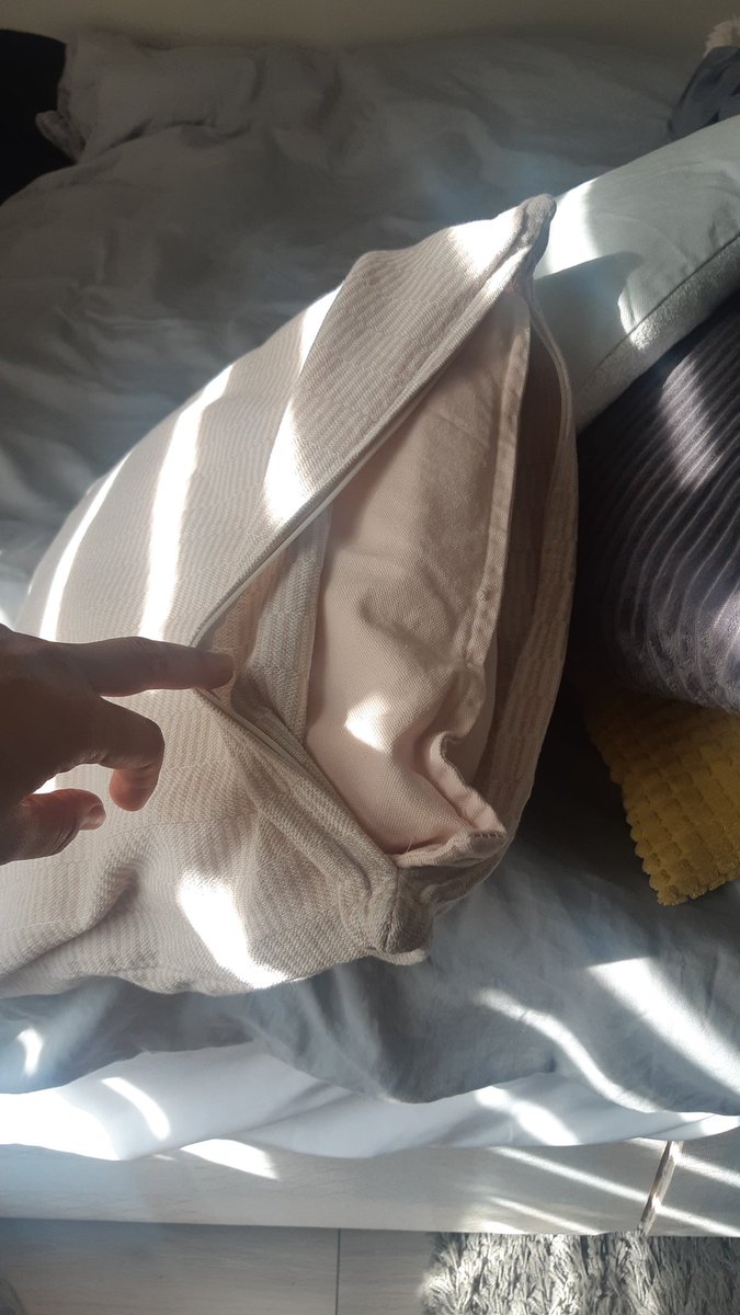 Gecenlerde kirlentlerin kılıflarını  yikadim. Tekrar takma zamani geldiginde bir tanesininkini bulamadim. Bir haftadir ara tara bakmadigim yer kalmadi. Bugun diger yastiklarin icini kontrol ettim. Bulduğum şey ektedir🤗 yoo hiç yorgun değilim! #ingilteregunlukleri