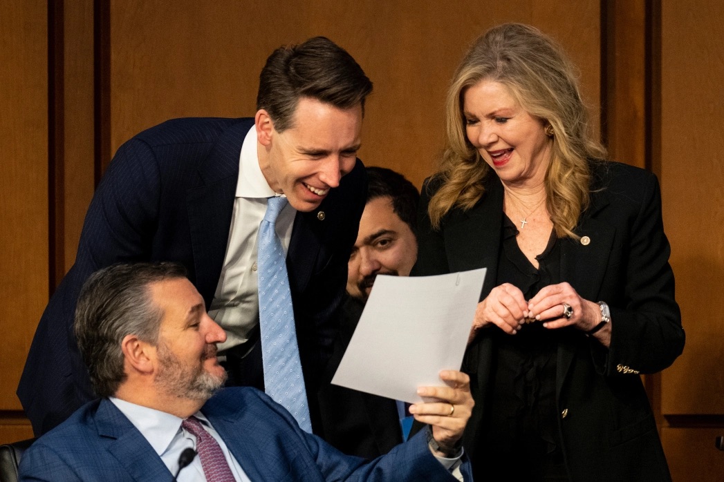 ProjectLincoln's tweet photo. What are they looking at? https://t.co/gLVsXDtixa