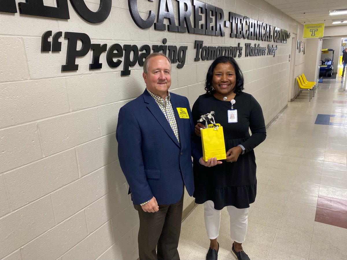 tupeloschools's tweet image. The @CareerTech_TPSD students are always the TOP priority for director Evet Topp, this week’s #TPSD Administrative Focus Spotlight sponsored by @Sunny93 and @BWWings. 

📰: bit.ly/AF25_TPSD