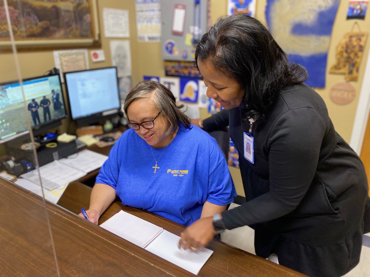 tupeloschools's tweet image. The @CareerTech_TPSD students are always the TOP priority for director Evet Topp, this week’s #TPSD Administrative Focus Spotlight sponsored by @Sunny93 and @BWWings. 

📰: bit.ly/AF25_TPSD