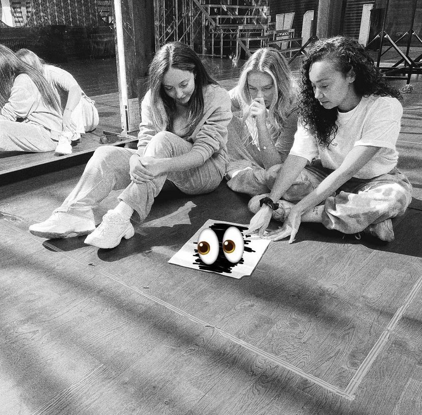 LittleMixCHI2's tweet photo. Las chicas durante los ensayos del tour preparando el setlist de canciones que presentarán❣️ (@LittleMix ) https://t.co/io1wcm2SkR