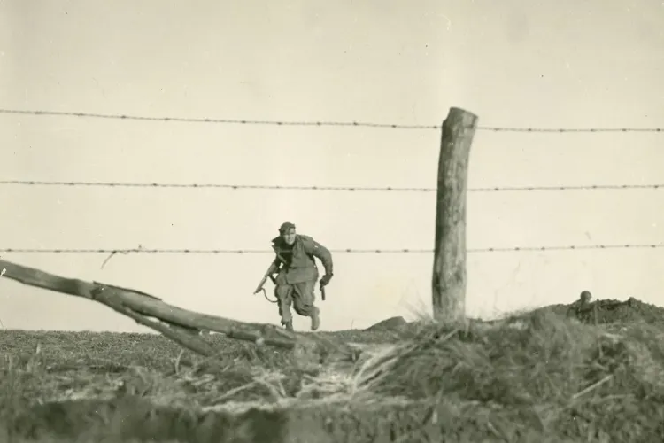 Vriend en collega <a href="/Joedemadio/">Joey van Meesen</a>
 onderzocht de onderstaande en zeer beroemde Battle of the Bulge foto waar ik eerder ook aan werkte. Hij koos een directere benadering en ging op zoek naar wie er nu echt op die foto stond. Met fantastisch resultaat.
joeyvanmeesen.com/the-running-pa…