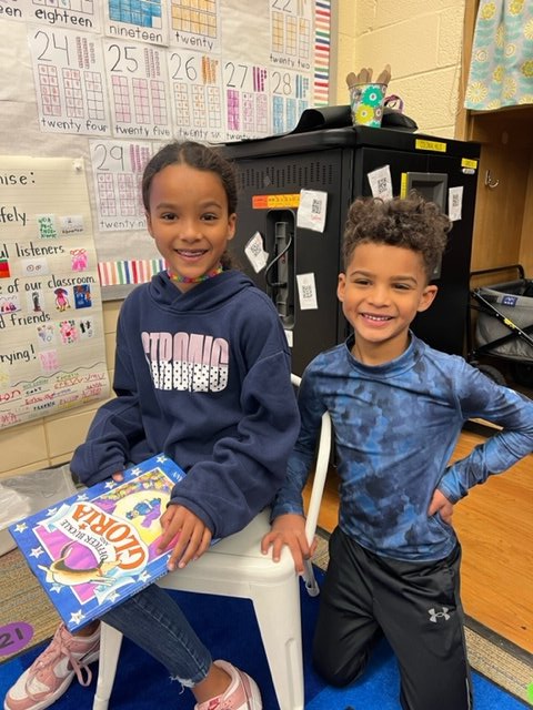 Harper was pumped to be the mystery reader in Grayson's kindergarten class. Grateful for Mrs. Zettler for passing the photo along and <a href="/ColHillsElem/">Colonial Hills</a> #itsworthit