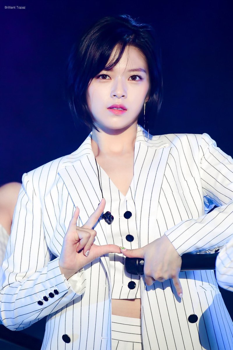 myjeongarchives's tweet photo. fancy era jeongyeon in same outfit https://t.co/V62lJqknEp
