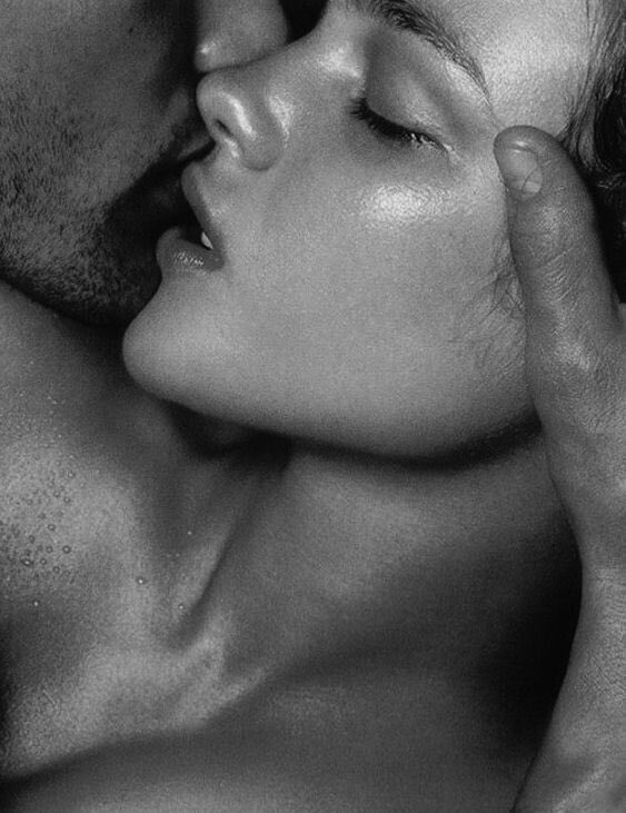 Красивый поцелуй груди. Страстный поцелуй. Поцелуи страстные в губы. Сладкий поцелуй. Поцелуй страсть.