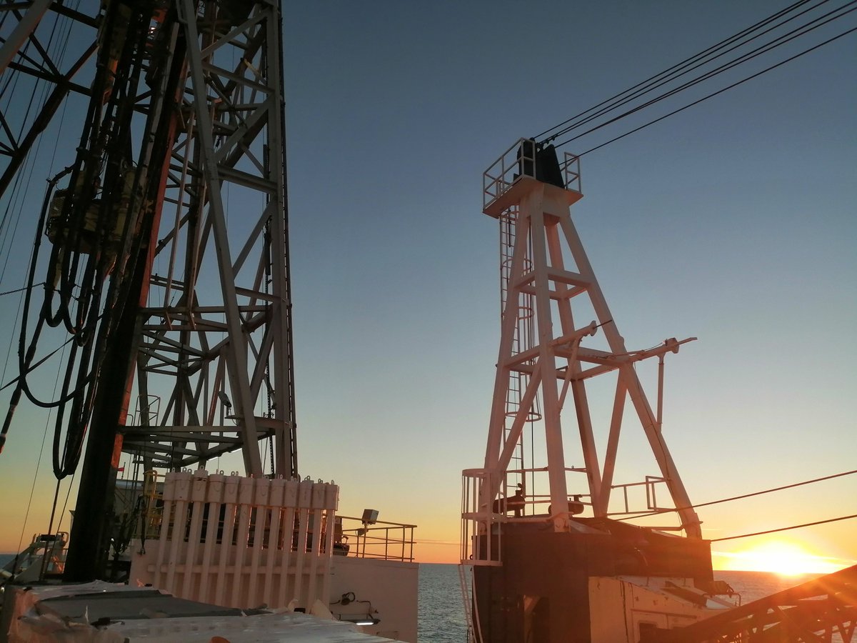 vanguten's tweet photo. good working days, fine core material and well logging @TheJR , #EXP392 https://t.co/VDnXDIfvmY