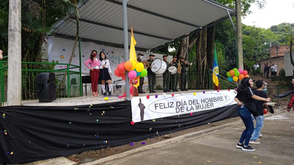 OrquestaIbague's tweet photo. En la tarde de hoy acompañamos a la Institución Educativa Alberto Castilla en la celebración del día de la mujer y hombre a sus estudiantes
Es por esto que la _Orquesta de la Policía Metropolitana_ de Ibague amenizo entre cumbias, San Juaneros y baile por parte de la  Papayera. https://t.co/X8hKLUe0p6