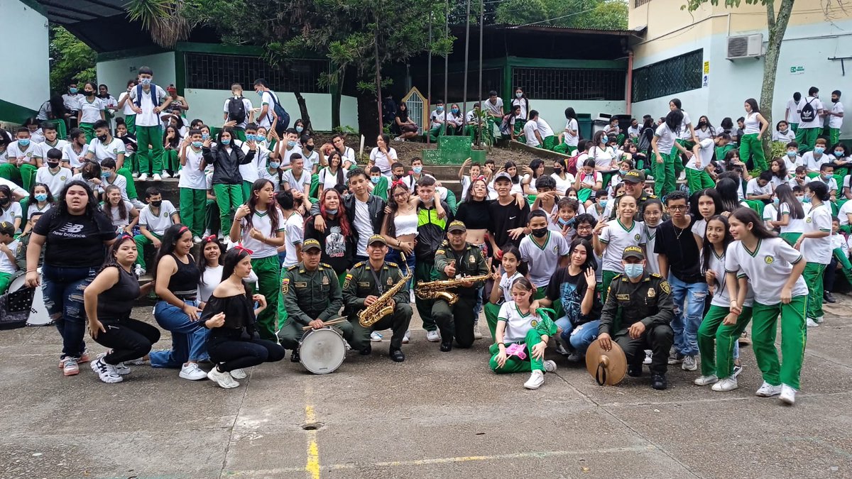 OrquestaIbague's tweet photo. En la tarde de hoy acompañamos a la Institución Educativa Alberto Castilla en la celebración del día de la mujer y hombre a sus estudiantes
Es por esto que la _Orquesta de la Policía Metropolitana_ de Ibague amenizo entre cumbias, San Juaneros y baile por parte de la  Papayera. https://t.co/X8hKLUe0p6