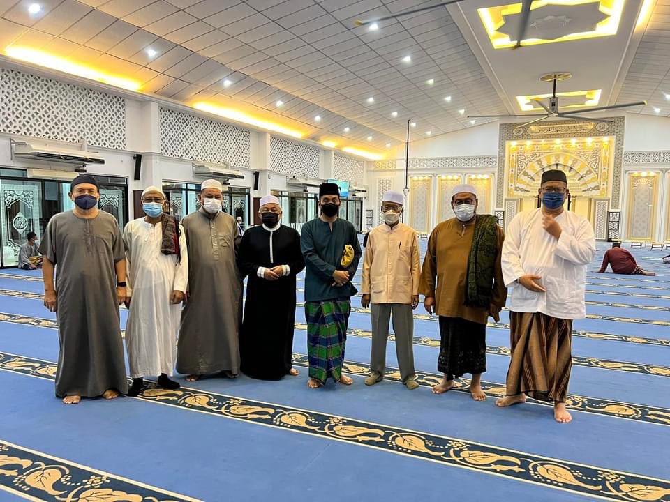 Assalamualaikum dan selamat pagi semua.

InsyaAllah, pagi ini Barisan Exco Negeri Johor yang baharu akan mengangkat sumpah dihadapan DYMM Tuanku Sultan Johor.