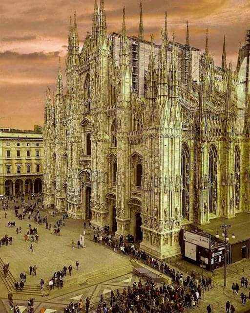redhistoria's tweet photo. Italia - La catedral de Milán tardó casi seis siglos en completarse. La construcción comenzó en 1386. https://t.co/j02CpLQHy7