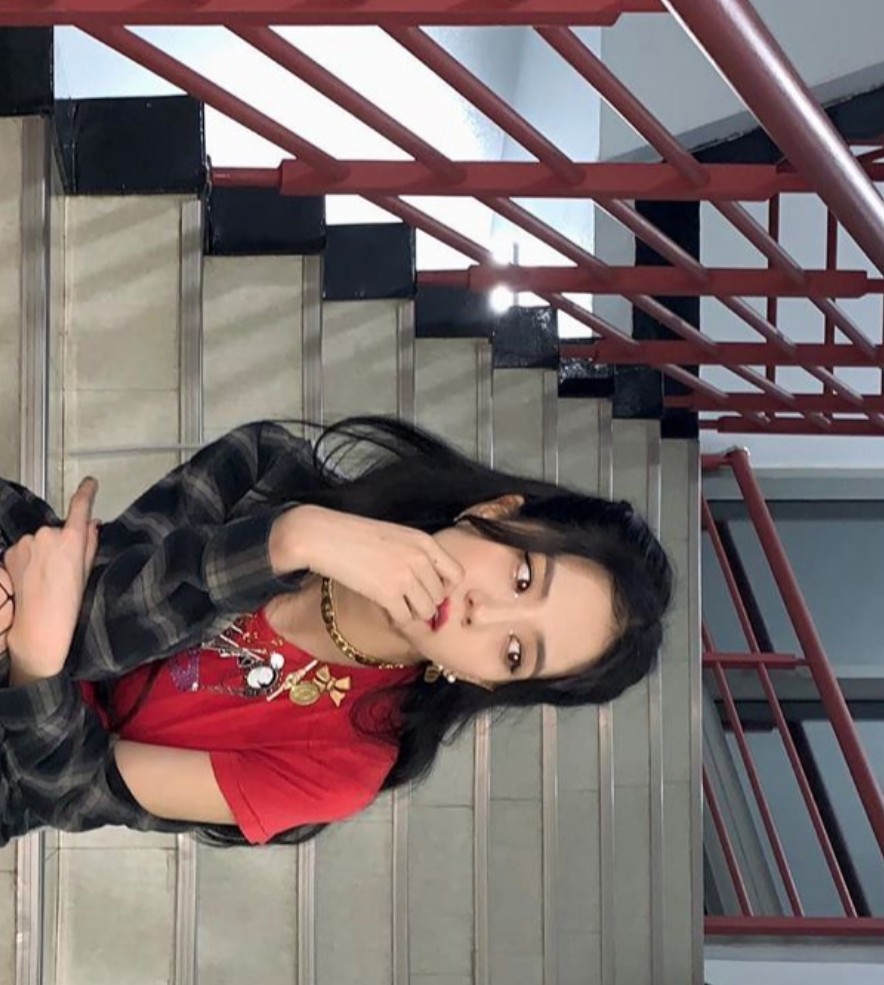 widowjisoo's tweet photo. ㅤ“𝐀𝐭 𝐬𝐨𝐦𝐞 𝐩𝐨𝐢𝐧𝐭, 𝐰𝐞 𝐚𝐥𝐥 𝐡𝐚𝐯𝐞 𝐭𝐨 𝐜𝐡𝐨𝐨𝐬𝐞 𝐛𝐞𝐭𝐰𝐞𝐞𝐧 𝐰𝐡𝐚𝐭 𝐭𝐡𝐞 𝐰𝐨𝐫𝐥𝐝 𝐰𝐚𝐧𝐭𝐬 𝐲𝐨𝐮 𝐭𝐨 𝐛𝐞 𝐚𝐧𝐝 𝐰𝐡𝐨 𝐲𝐨𝐮 𝐚𝐫𝐞.” ㅤㅤㅤㅤㅤㅤ— 𝖭𝖺𝗍𝖺𝗌𝗁𝖺 𝖱𝗈𝗆𝖺𝗇𝗈𝖿𝖿. https://t.co/pO2p2lxthm