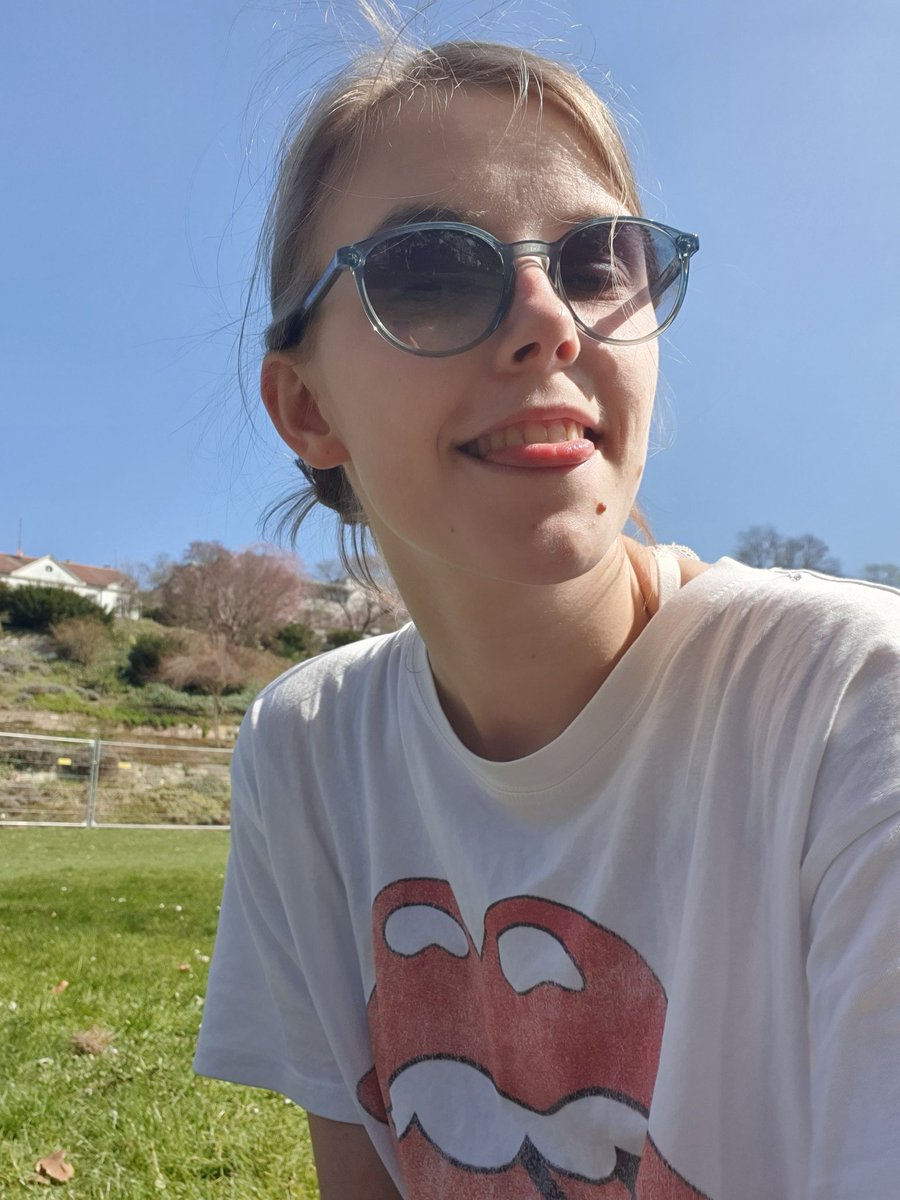 wrongbarton's tweet photo. aus der Reihe: in (quasi) Isolation aber noch negativ deswegen Sonne genießen und draußen Texte arbeiten solange es geht

(Look at this beautiful Bagger in the background) https://t.co/CQsUTYo6TS