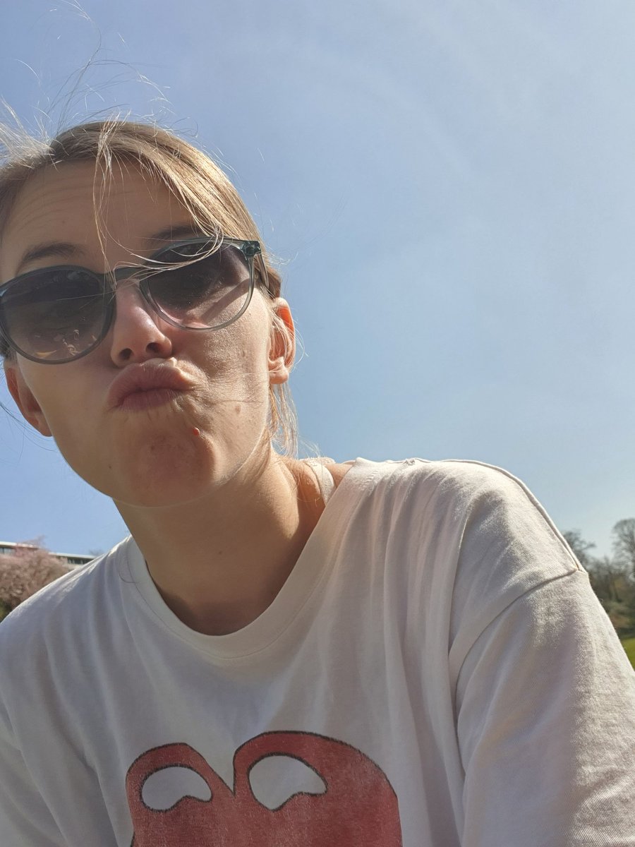 wrongbarton's tweet photo. aus der Reihe: in (quasi) Isolation aber noch negativ deswegen Sonne genießen und draußen Texte arbeiten solange es geht

(Look at this beautiful Bagger in the background) https://t.co/CQsUTYo6TS