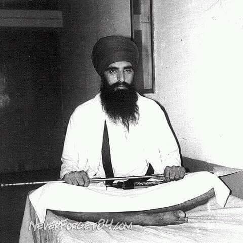 SahibVale's tweet photo. ਲੱਖ ਜ਼ੋਰ ਲਾ ਲਓ ਭਾਂਵੇਂ
ਦੁਨੀਆਂ ਗਵਾਹ ਹੈ ਕਦੇ
ਖੇੜਿਆਂ ਦੇ ਵਸਣਾ ਨਈ ਹੀਰ ਨੇ
ਸਮਿਆਂ ਦੀ ਤਖ਼ਤੀ ‘ਤੇ
ਪੜ੍ਹੇਗਾ ਜ਼ਮਾਨਾ ਜਿਹੜੇ
ਲਿਖ ਦਿੱਤੇ ਕਿੱਸੇ ਸ਼ਮਸ਼ੀਰ ਨੇ

ਜਿੰਦਾਂ ਭਾਂਵੇਂ ਡੁੱਬ ਜਾਣ
ਹੌਸਲੇ ਡੁਬੋਣੇ ਕਿੱਥੇ
ਚੜ੍ਹ ਚੁੱਕੇ ਸਰਸਾ ਦੇ ਨੀਰ ਨੇ
ਗੜ੍ਹੀਆਂ ਦੇ ਘੇਰਿਆਂ ‘ਚੋਂ
ਤੀਰਾਂ-ਕਿਰਪਾਨਾਂ ਵਾਲੇ
ਤਾੜੀ ਮਾਰ ਲੰਘਦੇ ਫਕੀਰ ਨੇ https://t.co/QMOkZBGLy7